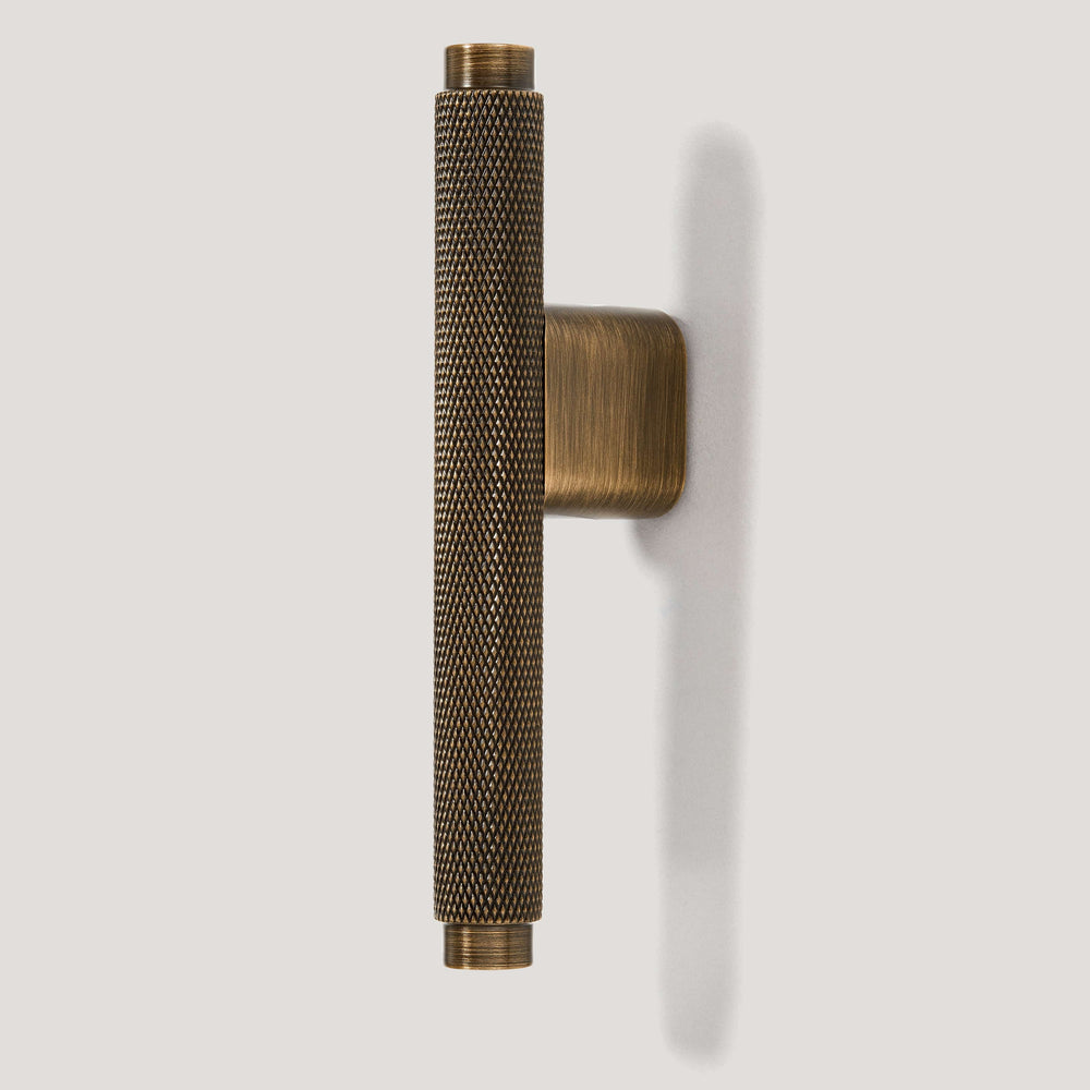 KEPLER Knurled L-Bar Handle - Antique Brass